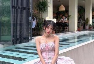 Feilin嗲囡囡 – 看模特YOYO奶牛全集：写真中的光影让你眼花缭乱，心到底在想啥？.txt