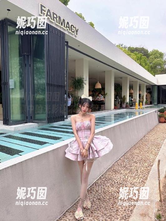Feilin嗲囡囡 - 看模特YOYO奶牛全集：写真中的光影让你眼花缭乱，心到底在想啥？.txt