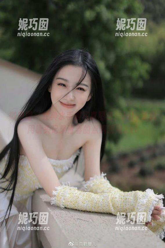 微密圈 - 经典水手服写真图包，July芝岚用镜头记录青春的点滴瞬间.txt