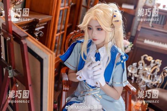 校园中的Momoko葵葵：唯美COS图片展现青春与梦想的交织！.txt