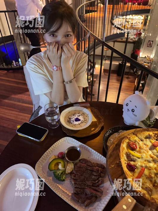 MyuA(뮤아)的写真作品套图：在黑暗与纯净中寻找自我.txt