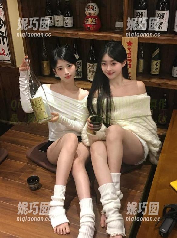 QingDouKe青豆客 - 何晨曦制服写真作品，演绎时尚与经典交融的视觉盛宴！.txt