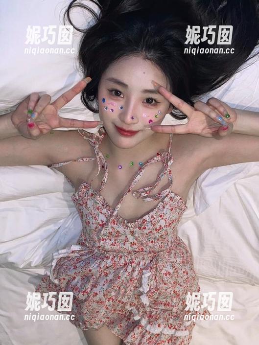 TouTiao头条女神 - 刘瑾希的眼镜写真，原图让你见证无圣光的纯粹与自然！.txt