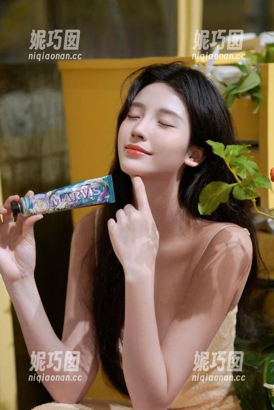 TouTiao头条女神 - 探索梁芮溪浴缸中的美，图集呈现她的多样风格和姿态.txt