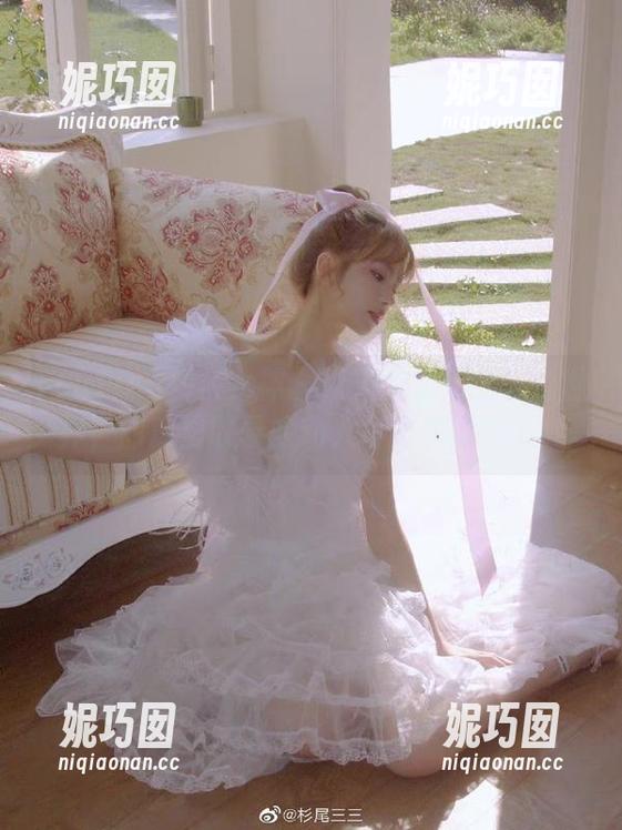 TouTiao头条女神 - 跃入郭忆然的泳池世界，图库里收录的动人写真作品！.txt