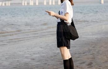 UGirls尤果网 – 乔依琳泳池私房原图，夏日浪漫与清凉的完美结合.txt