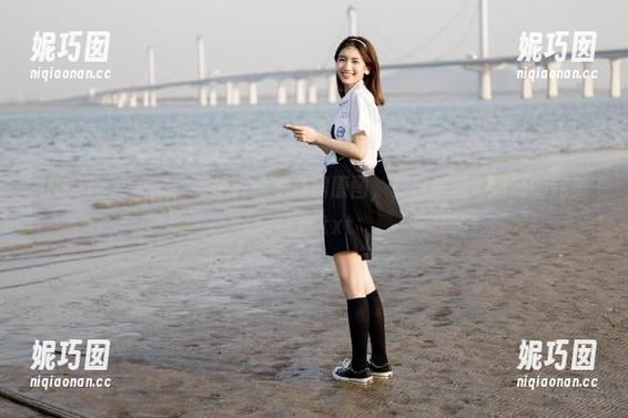 UGirls尤果网 - 乔依琳泳池私房原图，夏日浪漫与清凉的完美结合.txt