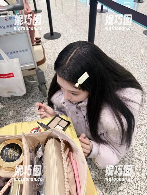 UGirls尤果网 - 杨晨晨最新教室图册上线：她的教学风格与学生互动尽在其中！.txt