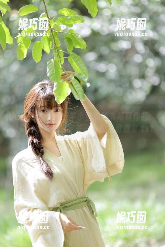 UGirls尤果网 - 芊小童的秘书写真作品：时尚与职场气息完美融合的视觉盛宴.txt