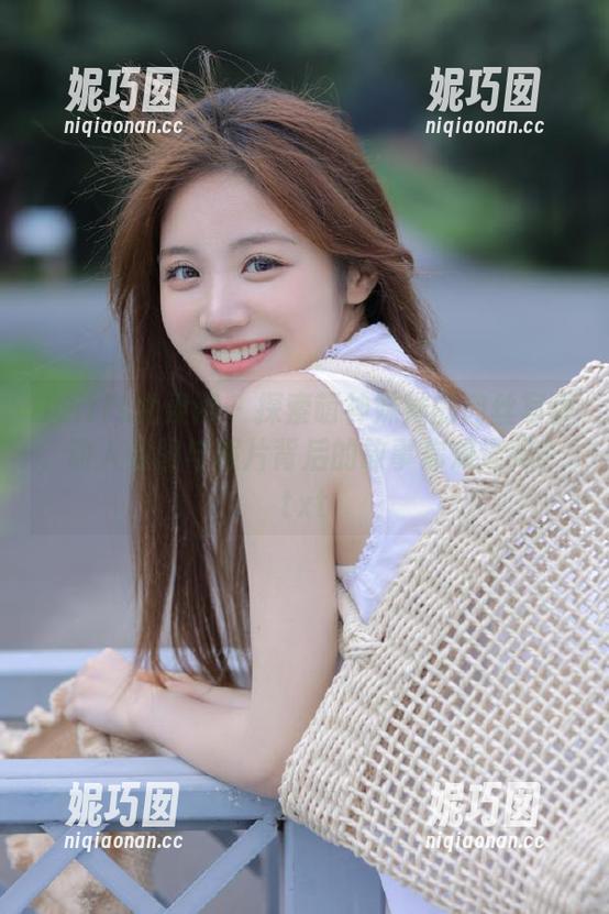 UGirls尤果网 - 探索萌神妹妹的肉丝写真，动人原图与照片背后的故事你知道吗？.txt