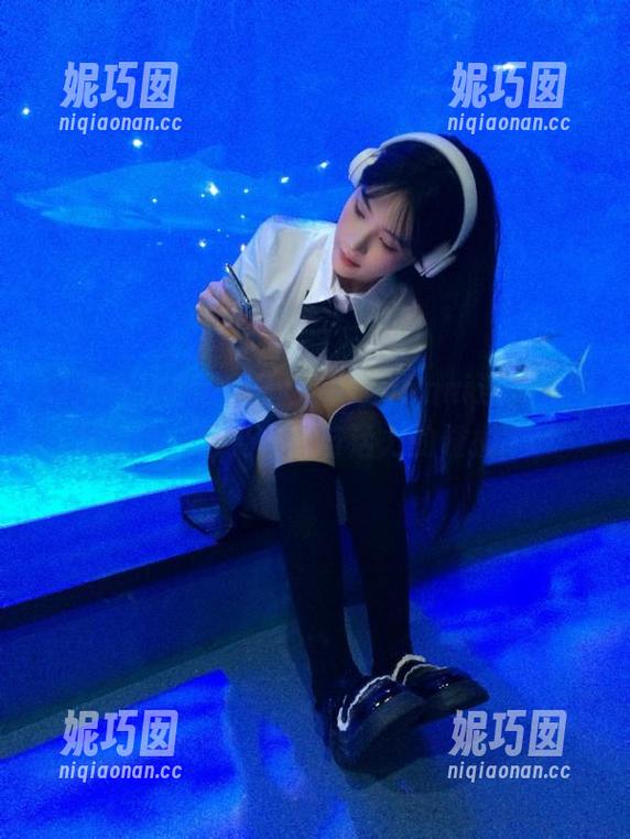 XIAOYU语画界 - 王馨瑶yanni连体衣图集精选：感受青春与活力的碰撞.txt