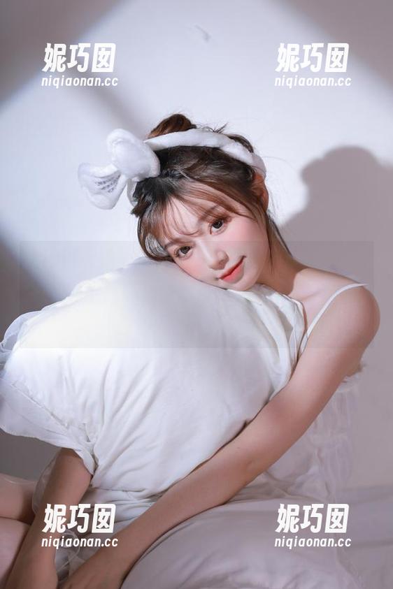 Xiuren秀人网 - 探索高清世界：Emily顾奈奈空姐照片，展现职业女性的自信与优雅.txt