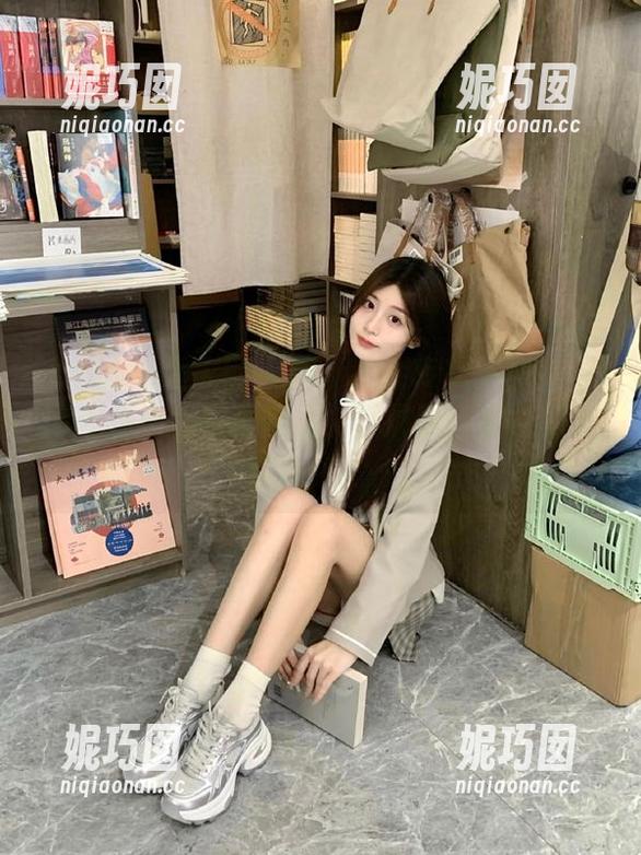Xiuren秀人网 - 高清图库专辑：laura阿姣办公室写真作品，尽展现代女性的职场风采.txt