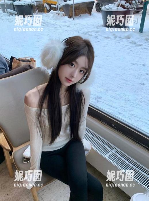 Xiuren秀人网 - 发现刘飞儿Faye定制黑白写真：每张图片都是情感的真挚表达.txt
