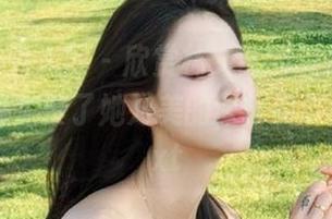 Xiuren秀人网 – 欣赏林文文的美足艺术，原图作品汇聚了她对美的深刻洞察与表达.txt