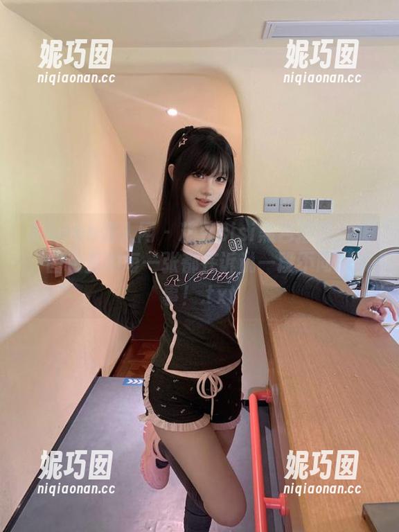 Xiuren秀人网 - 糖豆sisi黑色插画合集，图包里的每一张都在诉说一段不同的故事！.txt