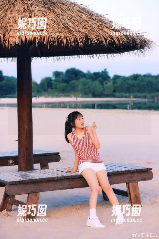 Xiuren秀人网 - 泳池里的清新气息，赵惟依coco优雅写真图集等你来欣赏！.txt