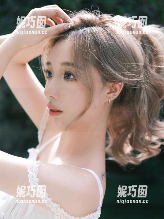 Xiuren秀人网 - 在陈秋雨的私房写真中，白丝如梦似幻，勾勒出无穷的想象空间与艺术感染力.txt