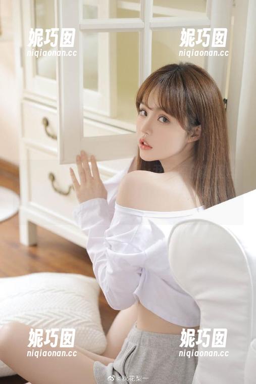 YouMi尤蜜荟 - Emily尹菲原创裤里丝写真展示：每张原图都是一段动人故事！.txt
