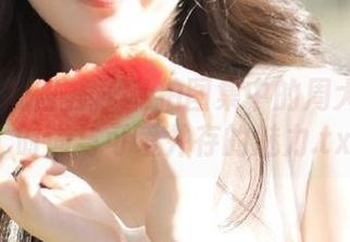 YouMi尤蜜荟 – 私拍图集中的周大萌妹妹：时尚与可爱并存的魅力.txt