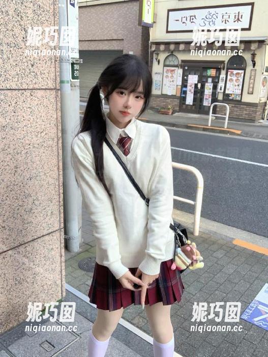 beautyleg - 焕新上线！Lina泳衣图集更新，捕捉她在泳池边的动人瞬间，快来观赏！.txt