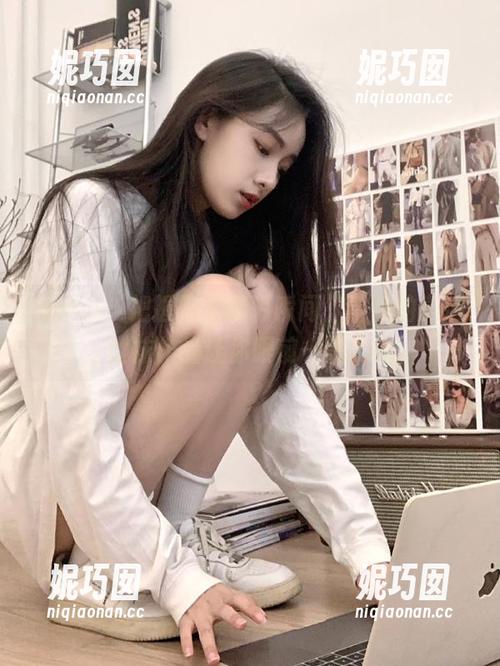 pans - 把握每个精彩瞬间，蕾蕾的高清丝袜作品让你眼前一亮.txt