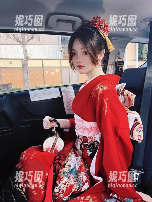 享受私拍一小央泽的灰丝艺术，原图揭示真实与幻想.txt