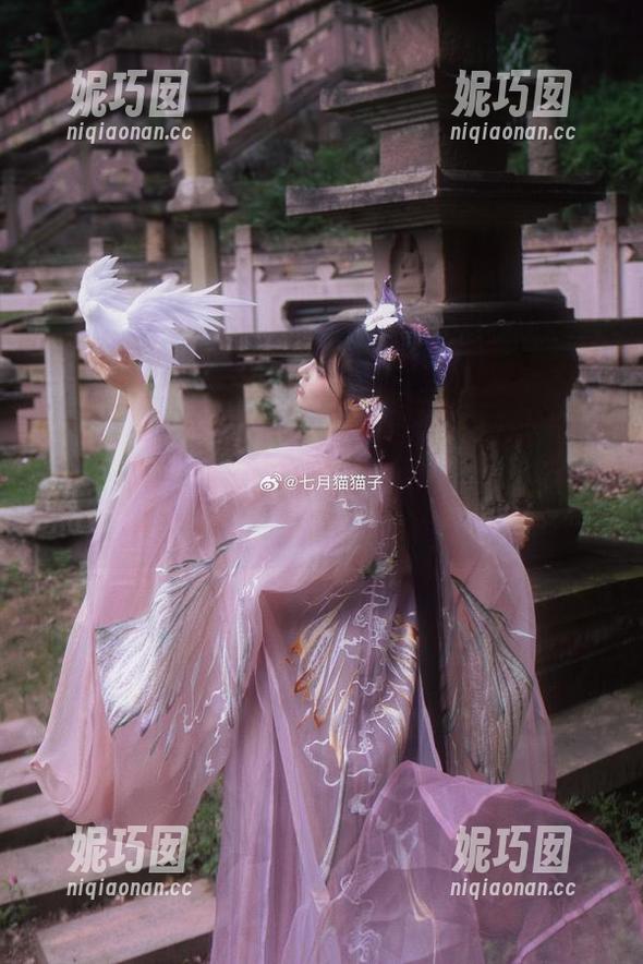 不穿牛仔裤的七月喵子简直是对时尚的亵渎，来看看她的高清写真，刷新你的审美底线！.txt