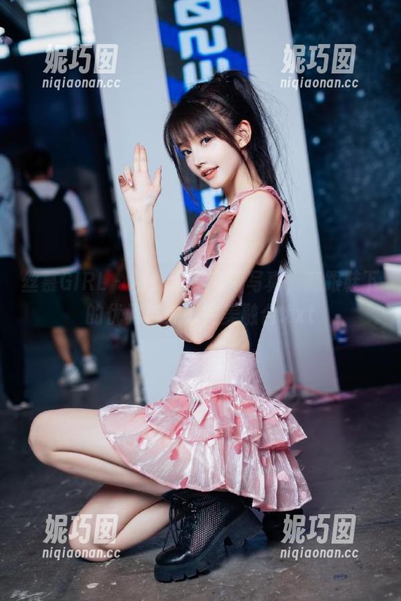 丝慕GIRL - 精致泡芙高清写真，高跟鞋下的优雅与性感完美融合.txt