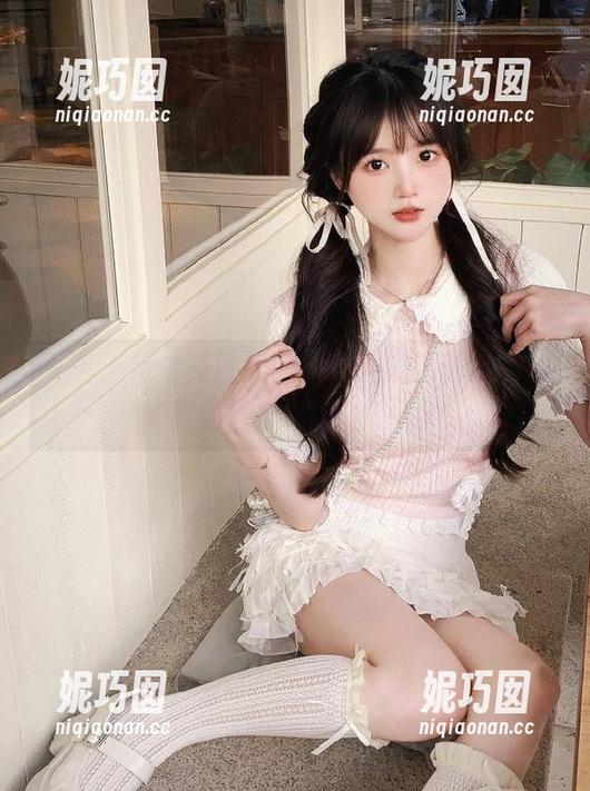 丽柜 - 佳怡夏日美图：让人发笑的套图，她真的敢穿就敢拍！.txt