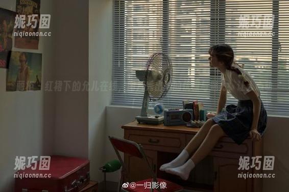 丽柜 - 红裙下的允儿在线，图片秀出她的优雅与魅力，让人心动！.txt