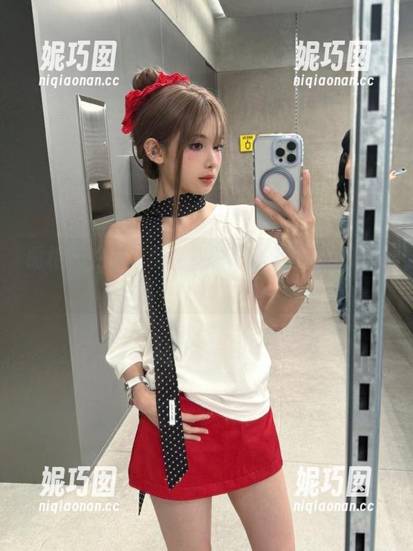 丽柜 - 在高清图库中探寻可馨护士的迷人风采与故事.txt