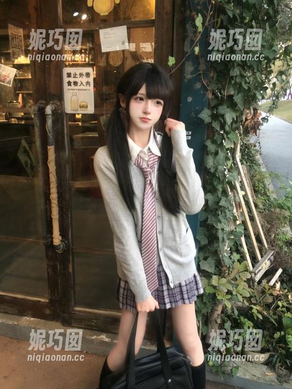 丽柜 - 精选司琪牛仔裤写真：带你领略不同场景下的时尚风采.txt