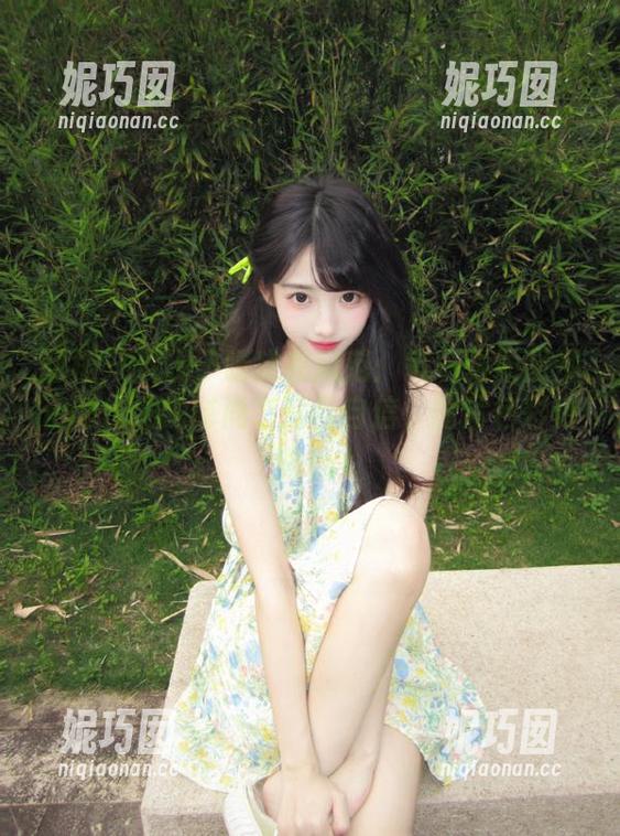 丽柜 - 展现子晴皮衣风范：每一张原图都传递出她的时尚态度与自信，图片色彩艳丽.txt