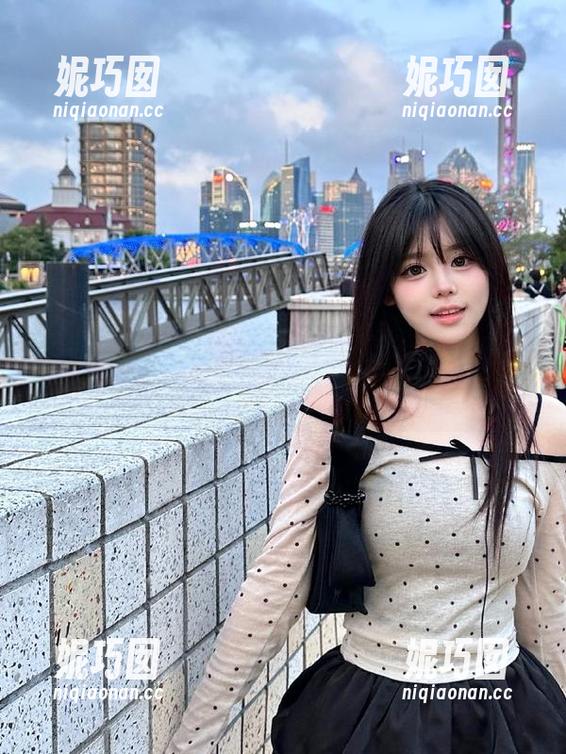 丽柜 - 心心黑丝私拍原图，诠释了性感与艺术的完美结合.txt