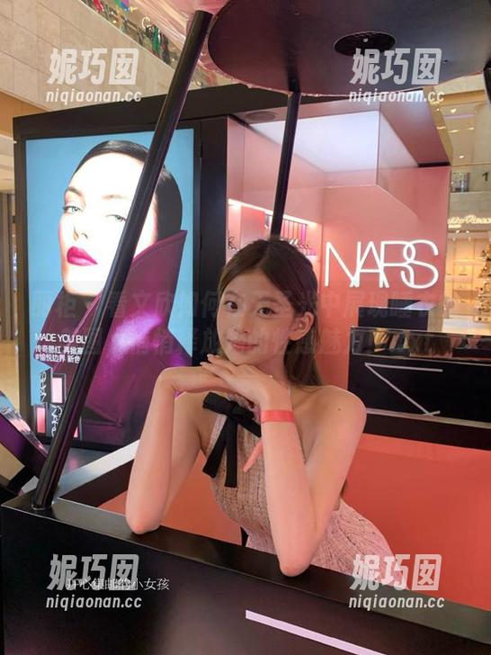 丽柜 - 看文欣如何在无圣光中展现睡衣的美图，悄悄释放她的性感魅力！.txt