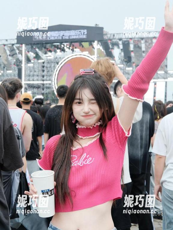 丽柜 - 在“甜甜眼镜”的无圣光写真合集里，寻找属于你的甜美瞬间！.txt