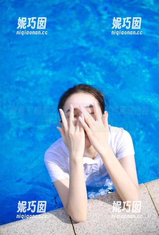 丽柜 - 睡衣之美：英子的写真照展现出独特的温柔和魅力.txt