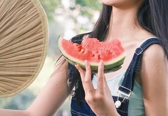 丽柜 – 极致美感，阳阳与闺蜜双生花的高清美图带你领略青春之美.txt