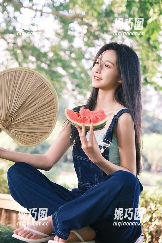 丽柜 - 极致美感，阳阳与闺蜜双生花的高清美图带你领略青春之美.txt
