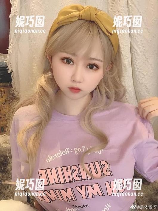 清爽一夏，依依超级懒泳装写真美图带你感受海滨魅力.txt