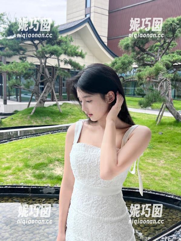 微密圈 - 白丝写真套图带来的惊艳：保守的二舅妈的每一次创作都让人心动不已.txt