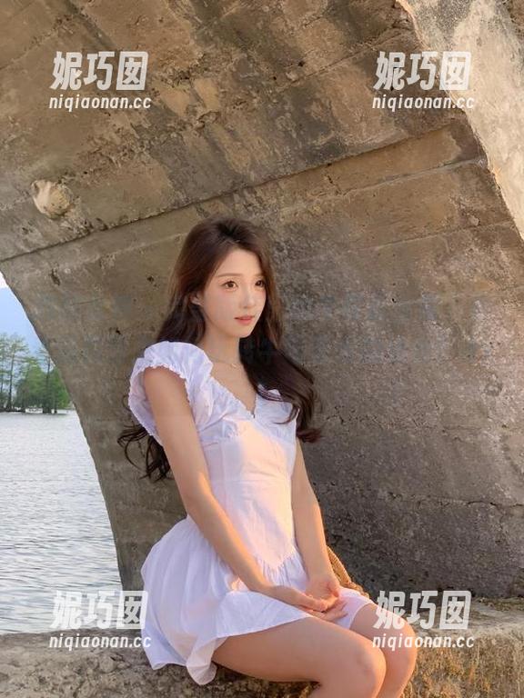 克拉女神 - 完整版佳莹奶牛写真全集，看看这位博主如何玩转牛与艺术的结合！.txt