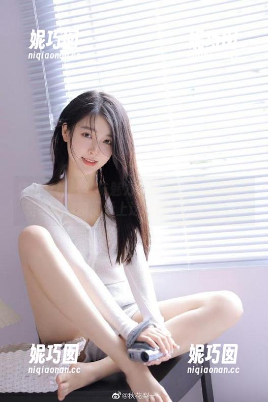 克拉女神 - 丝袜魅力大揭秘：宋黛原图与壁纸让你瞬间爱上这场视觉之旅！.txt