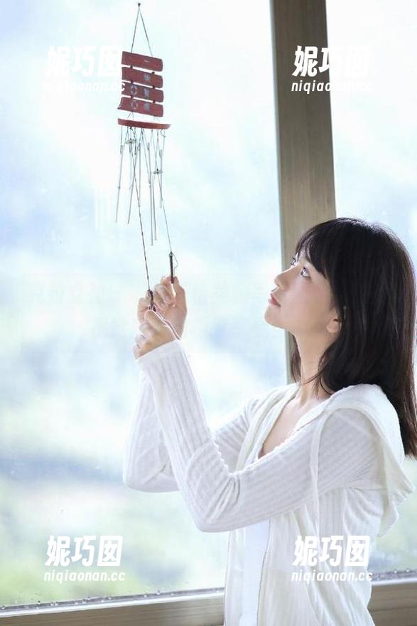 克拉女神 - 收集汤怡美腿写真图包，体验视觉盛宴的极致享受！.txt