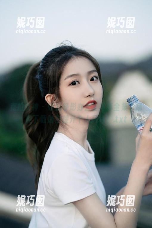 克拉女神 - 娇魅舒彤办公室写真全集，精美下载助你提升个人风格！.txt
