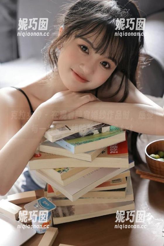 克拉女神 - 在观看静宜婚纱作品时，感受每一针每一线的艺术之美.txt