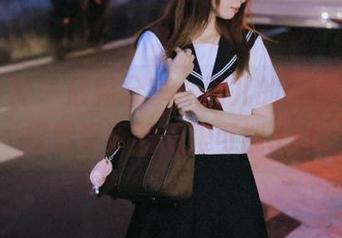 克拉女神 – 最新分享：颖儿的校园写真，探索青春的无限可能.txt