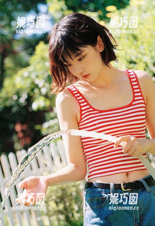 兔玩映画肉丝制服裙美图合集，轻松自嘲中的优雅与俏皮并存！.txt