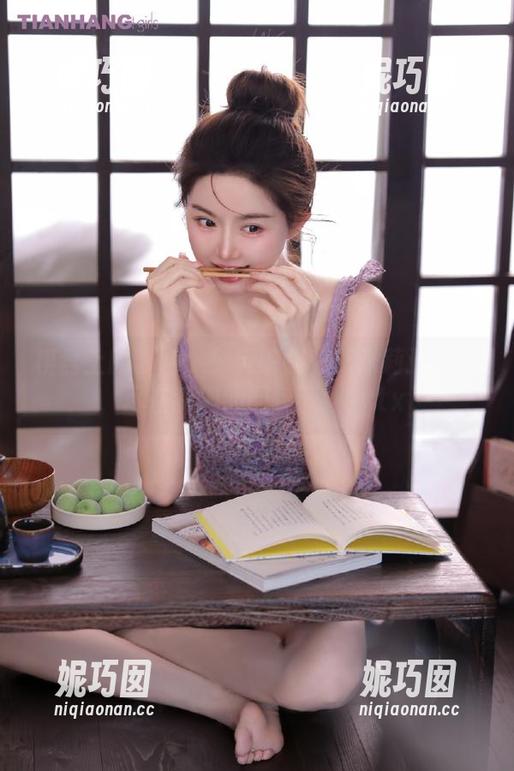 棋盘上的艺术：兔玩映画和艾米莉亚下棋，尽在我们的图包下载！.txt
